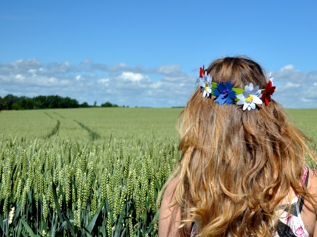 Midsommarkrans av pappersblommor